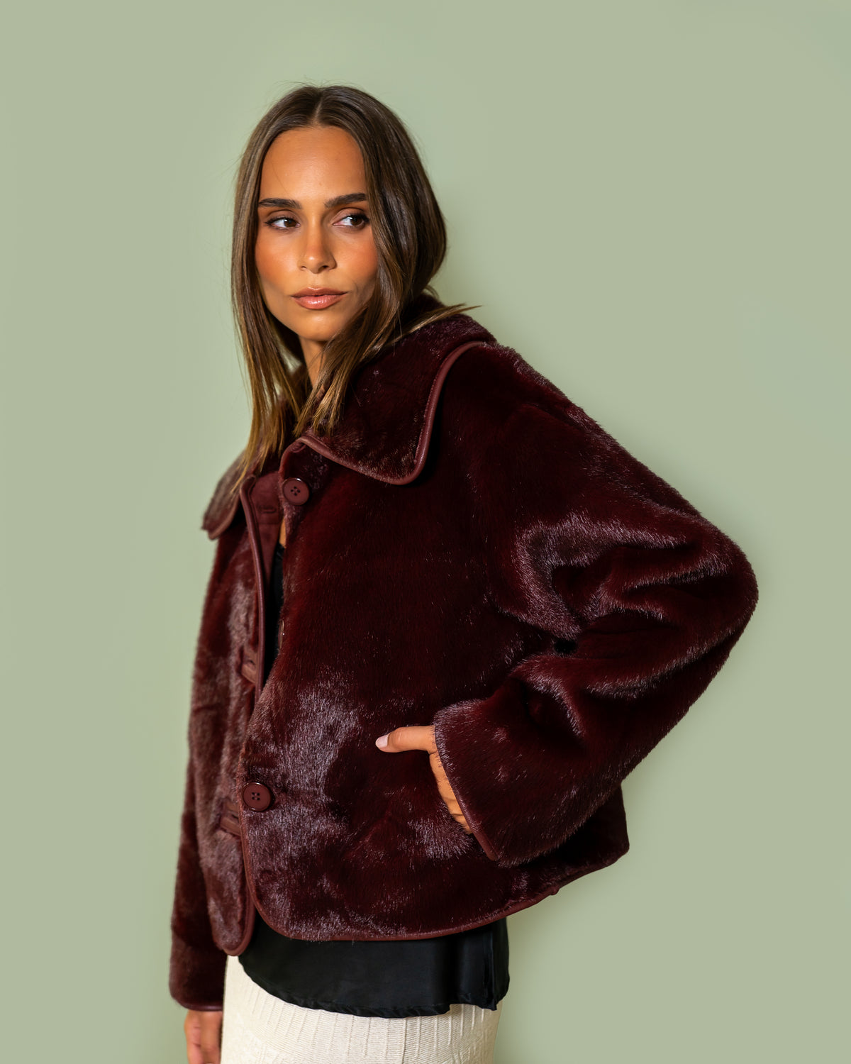 Veste Anita en fausse fourrure bordeaux, coupe courte et poches