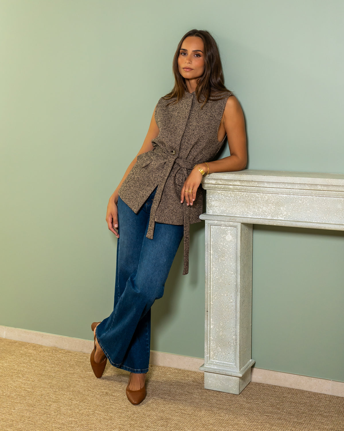 Gilet Grace en tweed chiné brun, ceinturé, porté sur un jean