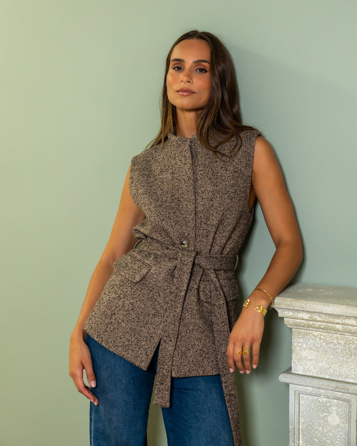 Gilet Grace, col montant et fermeture deux boutons