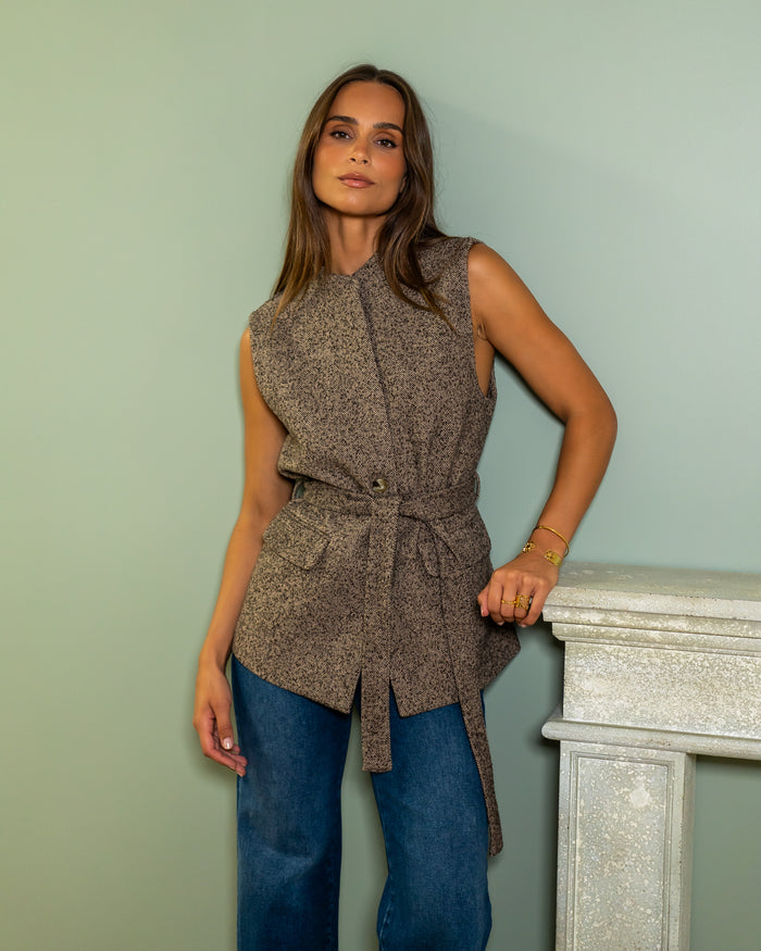 Gilet Grace ceinturé à la taille, silhouette de trois quarts