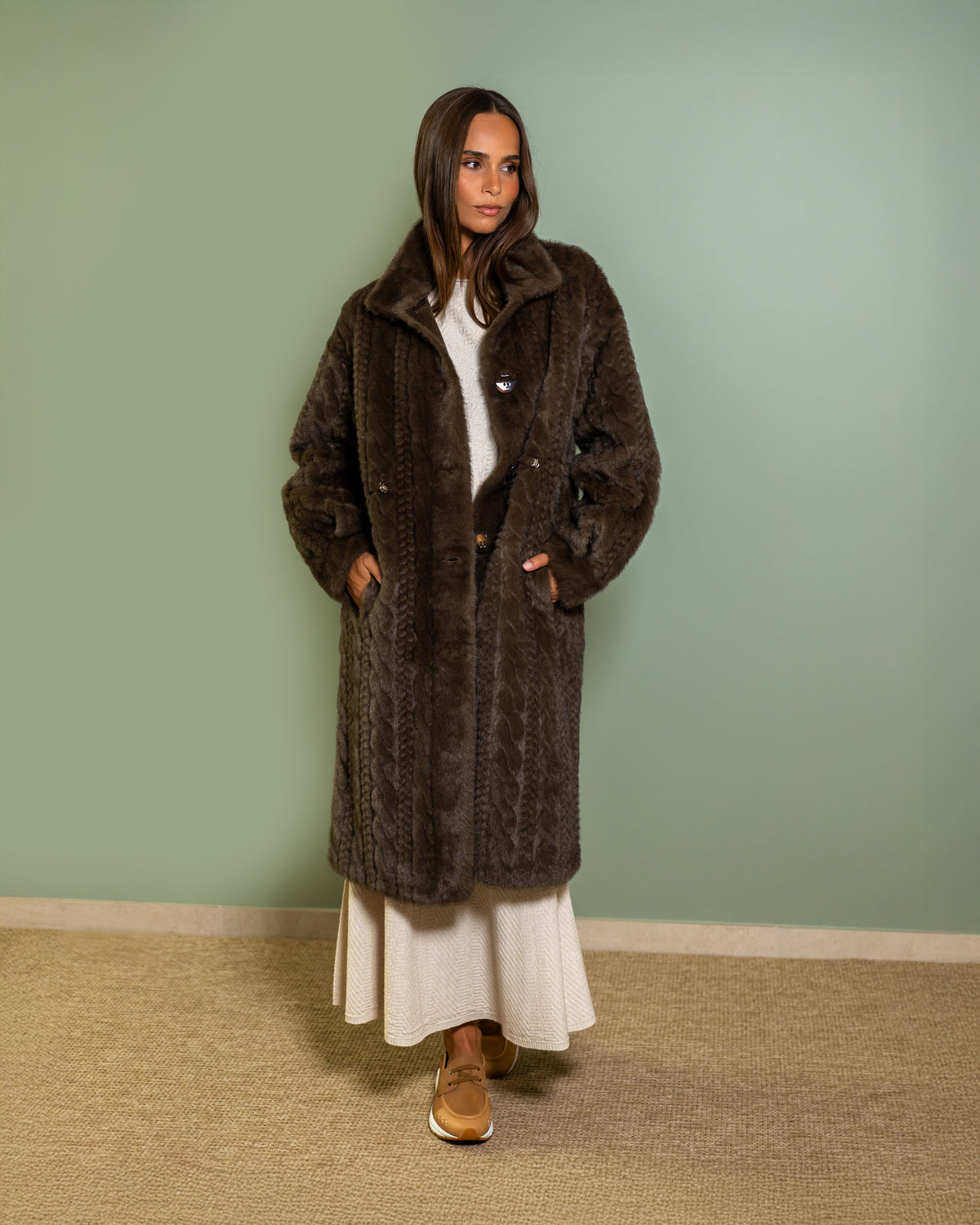 Manteau Amanda en fausse fourrure brune, coupe longue, silhouette entière