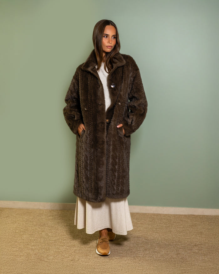 Manteau Amanda en fausse fourrure brune, coupe longue, silhouette entière