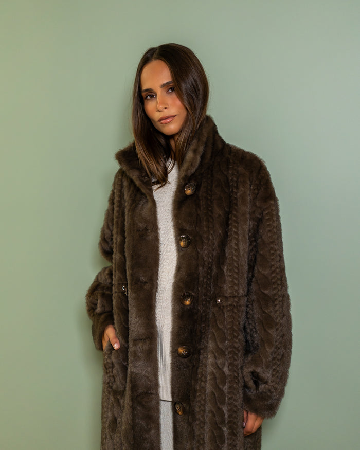 Manteau Amanda, motif torsadé de la fourrure et gros boutons