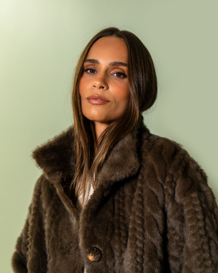 Manteau Amanda, col montant enveloppant vu de près
