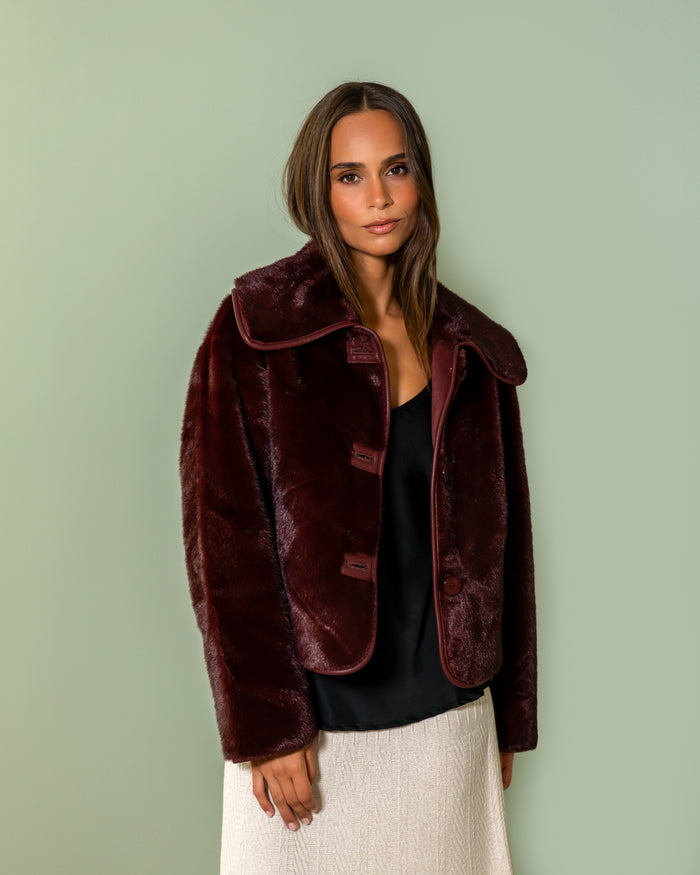 Veste Anita bordeaux, large col claudine et fermeture à trois boutons