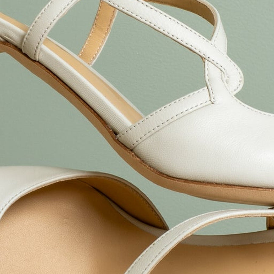 Les fines brides qui dessinent le pied