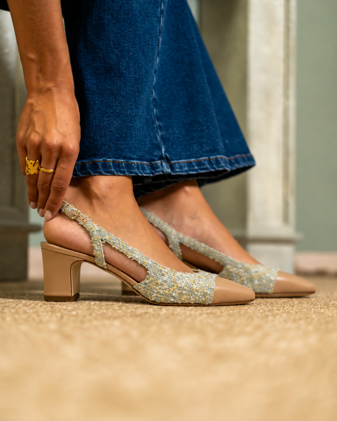 Escarpin slingback Quai 19 en tweed bleu et jaune, bout et talon carré beiges, porté avec un jean