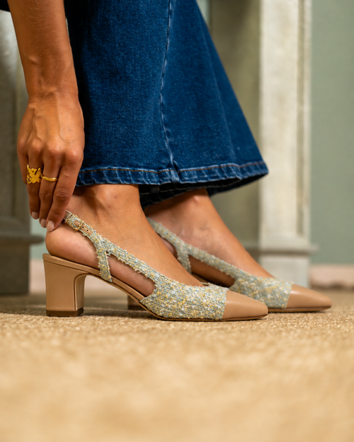 Escarpin slingback Quai 19 en tweed bleu et jaune, bout et talon carré beiges, porté avec un jean