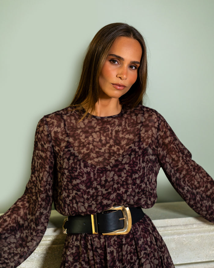 Robe Capucine, buste et col en V, ceinture noire à boucle dorée